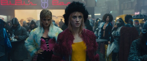 (Center) MACKENZIE DAVIS as Mariette in Alcon Entertainment's action thriller BLADE RUNNER 2049, a Warner Bros. Pictures and Sony Pictures Entertainment release, domestic distribution by Warner Bros. Pictures and international distribution by Sony Pictures.