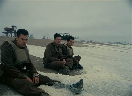 (L-R) HARRY STYLES as Alex, ANEURIN BARNARD as Gibson and FIONN WHITEHEAD as Tommy in the Warner Bros. Pictures action thriller DUNKIRK, a Warner Bros. Pictures release. Courtesy of Warner Bros. Pictures. (L-R) HARRY STYLES as Alex, ANEURIN BARNARD as Gibson and FIONN WHITEHEAD as Tommy in the Warner Bros. Pictures action thriller DUNKIRK, a Warner Bros. Pictures release. Courtesy of Warner Bros. Pictures.