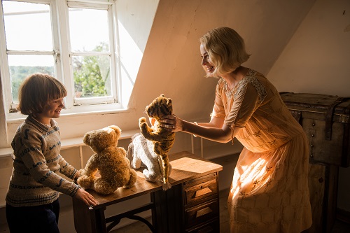 Will Tilston and Margot Robbie in the film Goodbye Christopher Robin. Photo by: David Appleby - © 2017 Fox Searchlight Pictures.