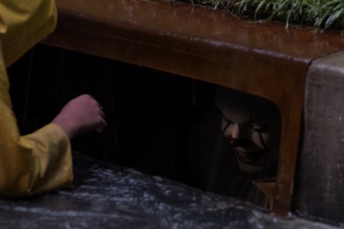 BILL SKARSGÅRD as Pennywise in New Line Cinema's horror thriller IT, a Warner Bros. Pictures release. Photo by Brooke Palmer, © 2017 WARNER BROS. ENTERTAINMENT INC. AND RATPAC-DUNE ENTERTAINMENT LLC. ALL RIGHTS RESERVED. (BILL SKARSGÅRD as Pennywise in New Line Cinema's horror thriller IT, a Warner Bros. Pictures release. Photo by Brooke Palmer, © 2017 WARNER BROS. ENTERTAINMENT INC. AND RATPAC-DUNE ENTERTAINMENT LLC. ALL RIGHTS RESERVED.