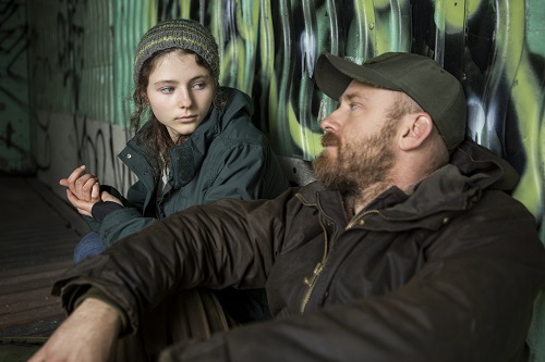 (l to r.) Thomasin Harcourt McKenzie as Tom and Ben Foster as Will star in Debra Granik's LEAVE NO TRACE, a Bleecker Street release. Credit: Scott Green / Bleecker Street.