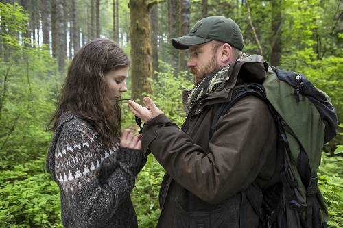 Thomasin  Harcourt  McKenzie  and  Ben  Foster  in  LEAVE  NO  TRACE,  a  Bleecker  Street  release. Credit:  Scott  Green  /  Bleecker  Street.