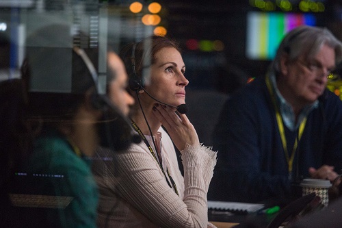 Carsey Walker, Jr. (Sam Shaw), Julia Roberts (Patty Fenn) and James Warden (Jim) in TriStar Pictures' MONEY MONSTER. Courtesy of Sony Entertainment.