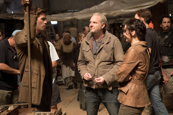 3. Director Francis Lawrence (center) with Liam Hemsworth (left) and Jennifer Lawrence (right) on the set of THE HUNGER GAMES: CATCHING FIRE. Photo credit: Murray Close