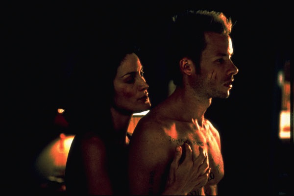 Guy Pierce and Carrie Anne Moss in Christopher Nolan's Memento