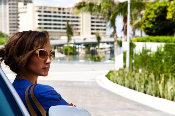 Jennifer	   Lopez	   stars	   as	   Leslie,	   a	   savvy	   insider,	   who	   is	   short	   on	   cash,	   but	   big	   on	   looks,	   smarts	   and	    ambition,	   who	   partners	   with	   PARKER	   for	   the	   ultimate	   heist.	