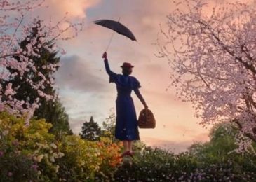 Emily Blunt and the umbrella in Mary Poppins Returns (2018)