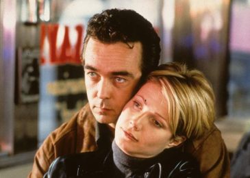 Gwyneth Paltrow and John Hannah in Sliding Doors (1998)