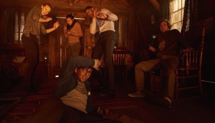 Jay Ellis, Logan Miller, Deborah Ann Woll, Taylor Russell, and Nik Dodani in Escape Room (2019)