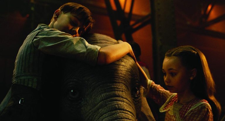 Nico Parker and Finley Hobbins in Dumbo (2019)